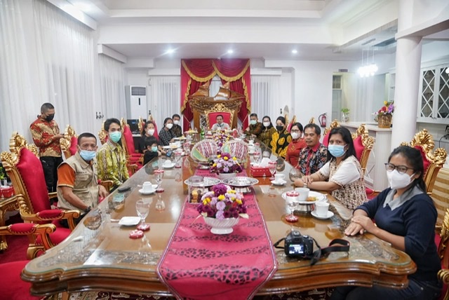 Terima Kunjungan Keluarga Korban KKB Papua, Plt Gubernur Minta Tidak Larut Dalam Duka